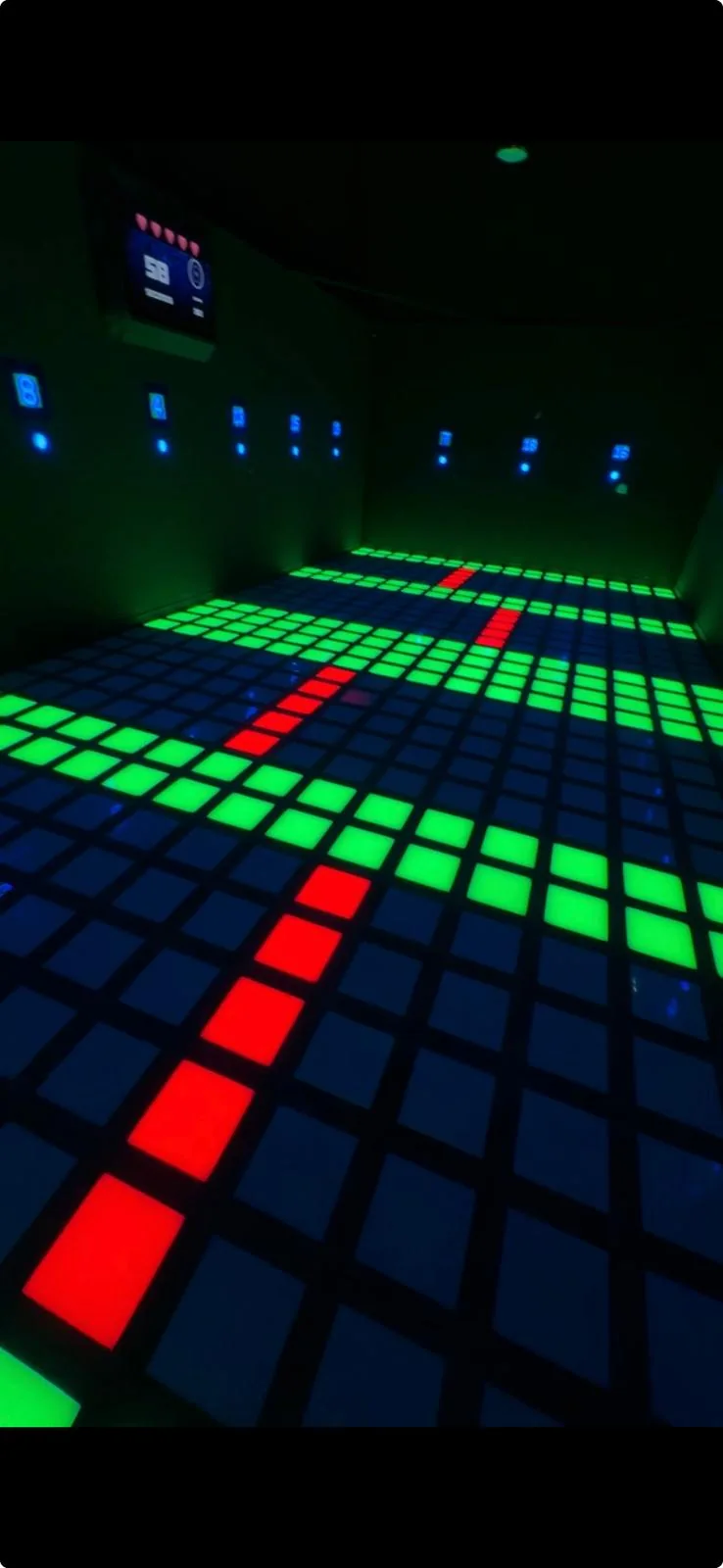 Salle de jeu à sol interactif lumineux, alimentations et câblage dédiés
