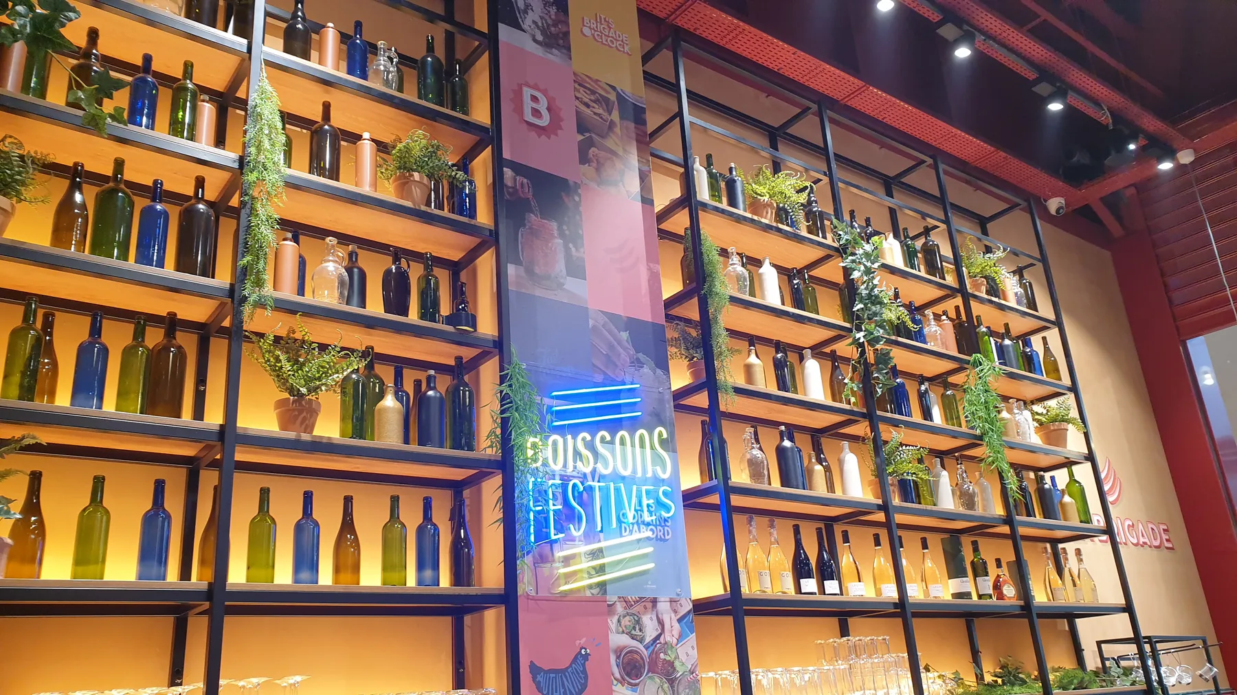 Mur de présentation des boissons avec éclairage LED et enseignes néon