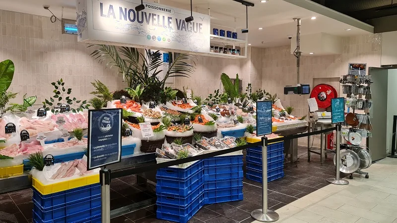 Rayon poissonnerie avec éclairage dédié et alimentations spécifiques