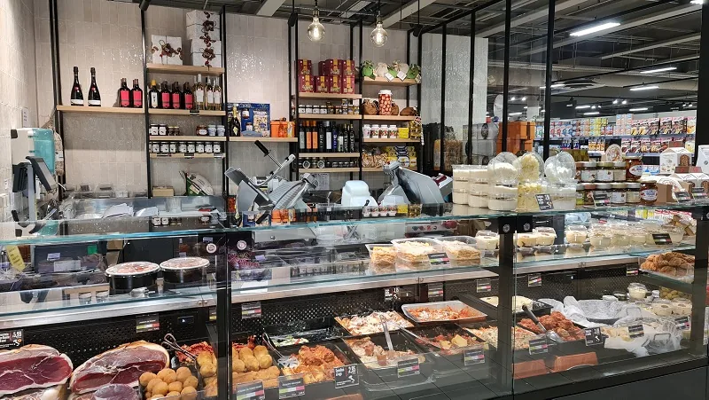Vitrines réfrigérées du rayon traiteur raccordées en courant fort