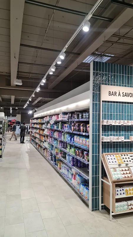 Allée du magasin sous éclairage LED linéaire